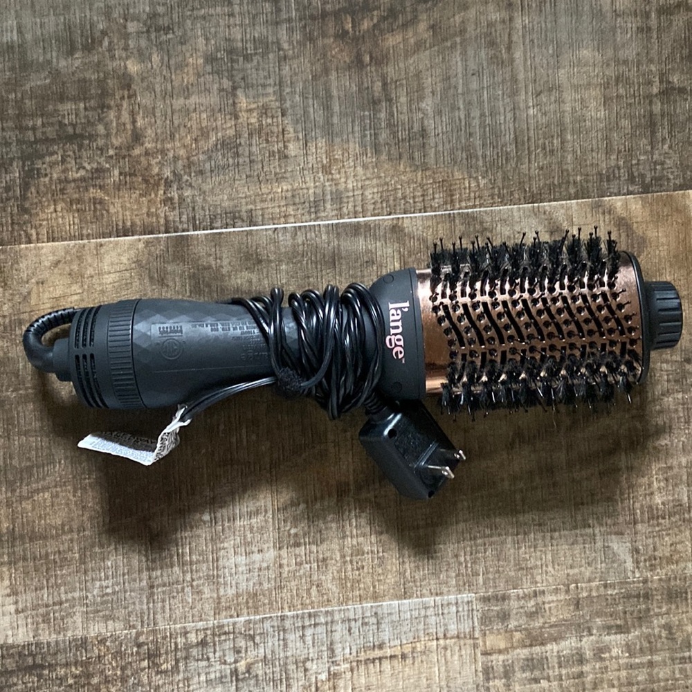 L’ange curl brush blow dryer. Like new. Hardly used.